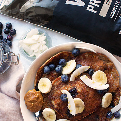 Pancake proteici vegani al cocco e mirtilli