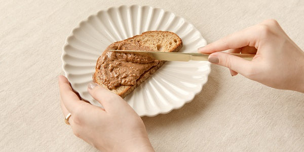 Crema di mandorle spalmato sul pane