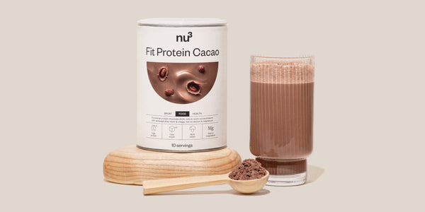 Cacao proteico in forma accanto al bicchiere