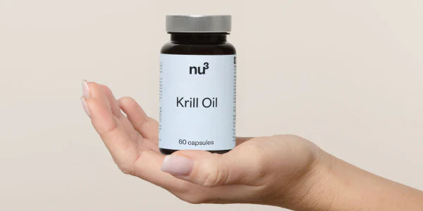 Confezione di olio di krill in una mano