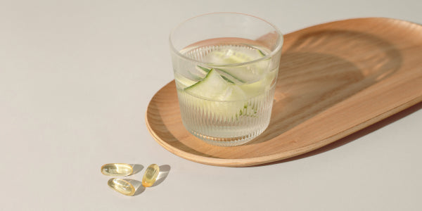 Capsule di omega-3 e bicchiere d'acqua