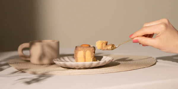 Crema di mandorle su una torta